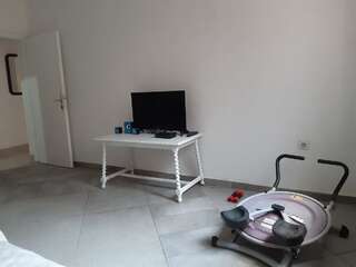 Гостевой дом Apartments Maya Херцег-Нови Номер-студио с видом на сад-3
